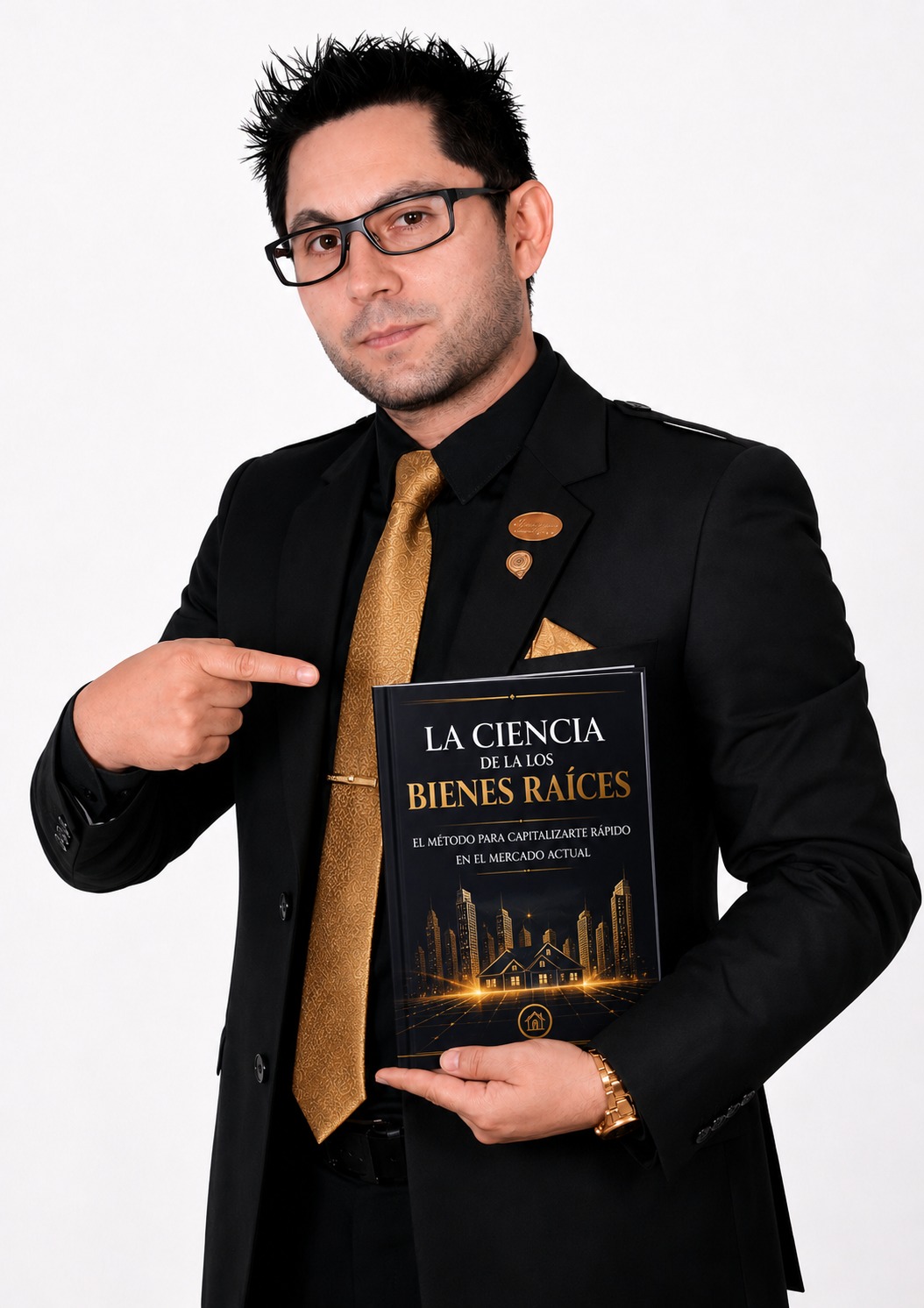 Heber Espinoza con el libro La ciencia de los bienes raíces